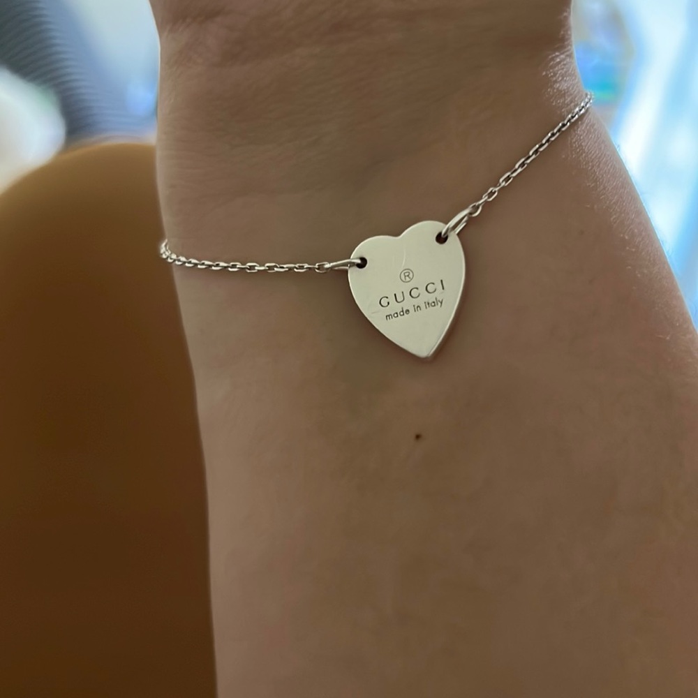 Hi! I’m selling a Gucci bracelet , light scratches but only 1 year old
